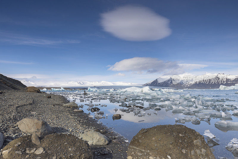 icebergs floating on the glacier lagoon from the Vatnajokull Glacier at Vatnajökull National Park